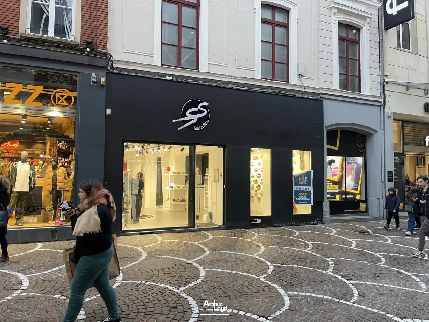 Location local commercial Lille centre avec vitrine et accès piéton 150 m²