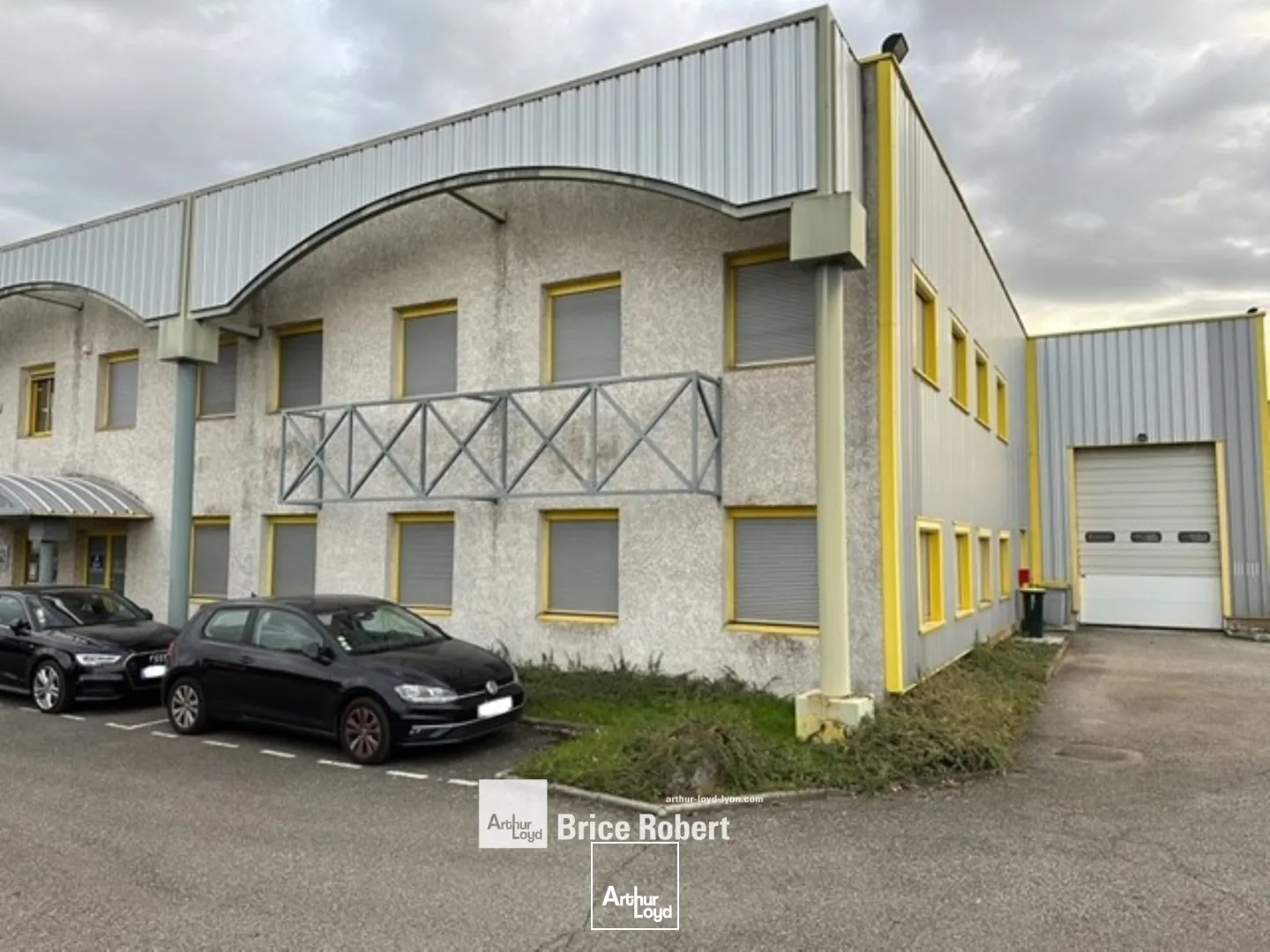 A louer - bâtiment d'activité mixte avec deux mezzanines de 150 m² - Genas