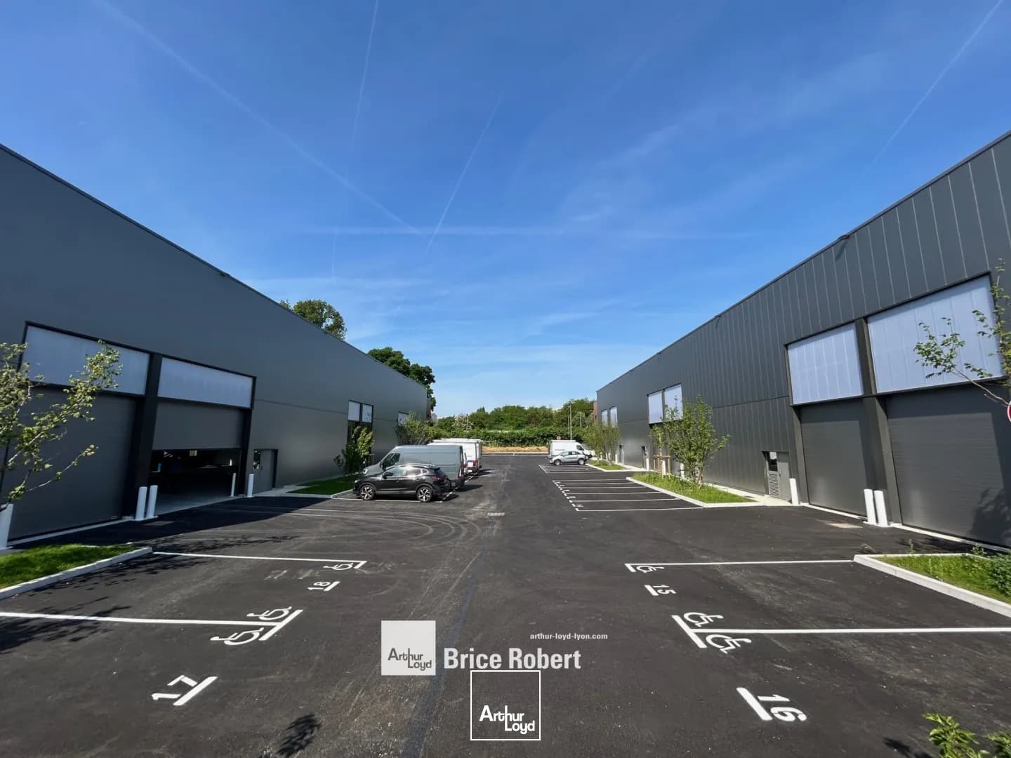 A vendre - Locaux d'activités neufs à partir de 230 m² avec un portail automatique - Saint Genis Laval