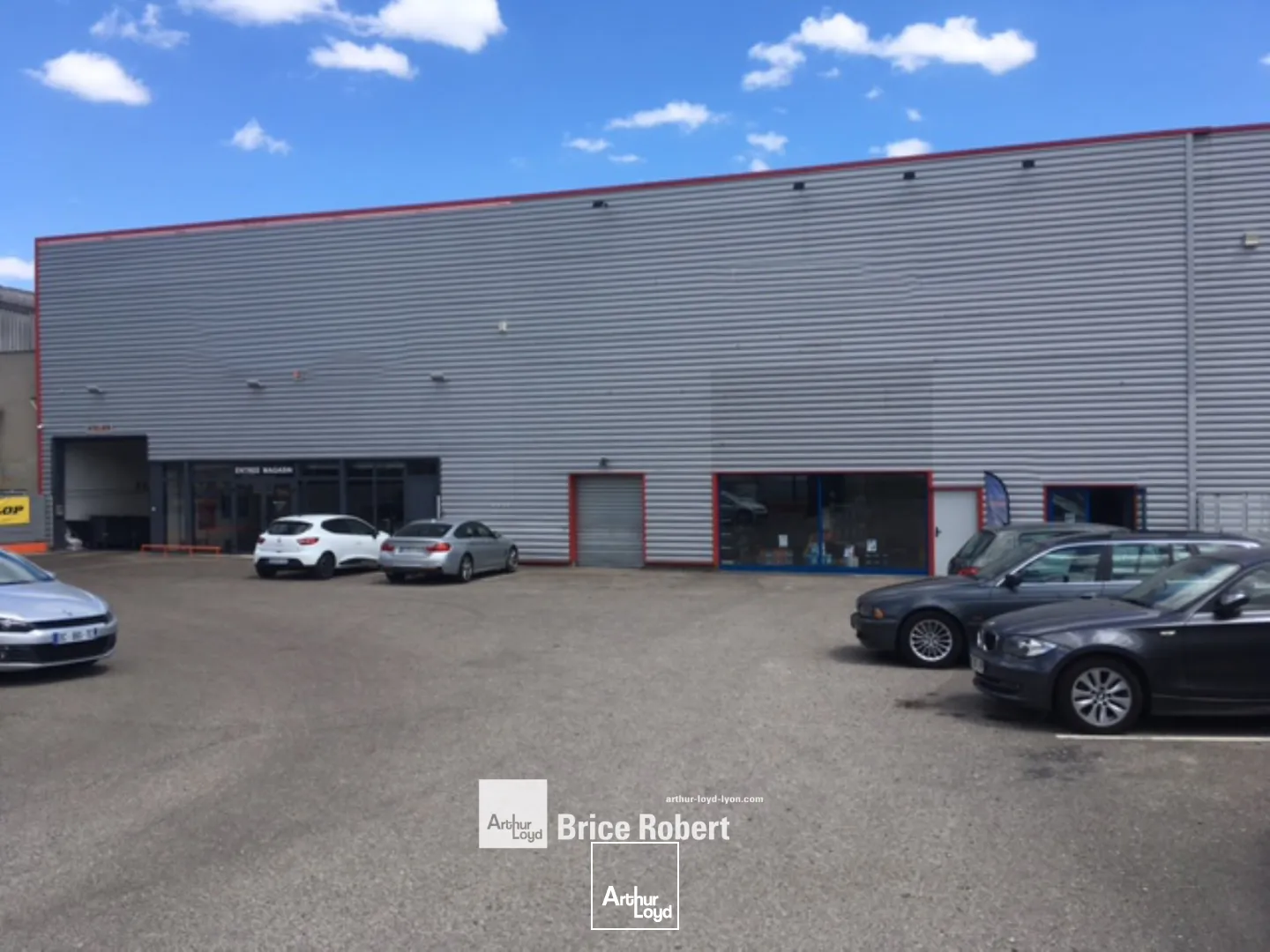 A louer - Local d'activités entièrement rénové idéal pour une activité avec du stockage - Saint Genis Laval