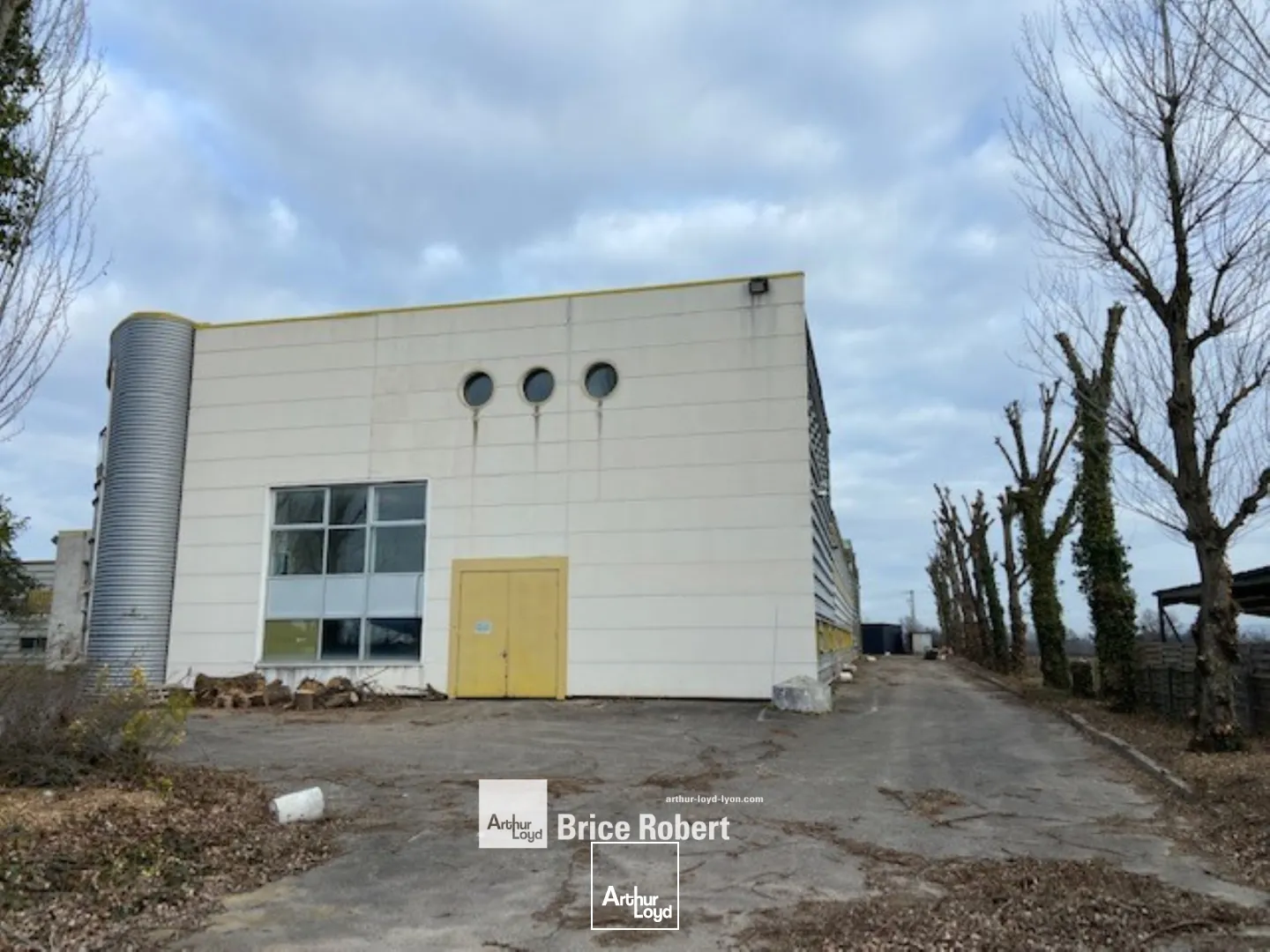 A louer - Plusieurs lots d'activités dès 250 m² avec portes sectionnelles motorisées - Brindas