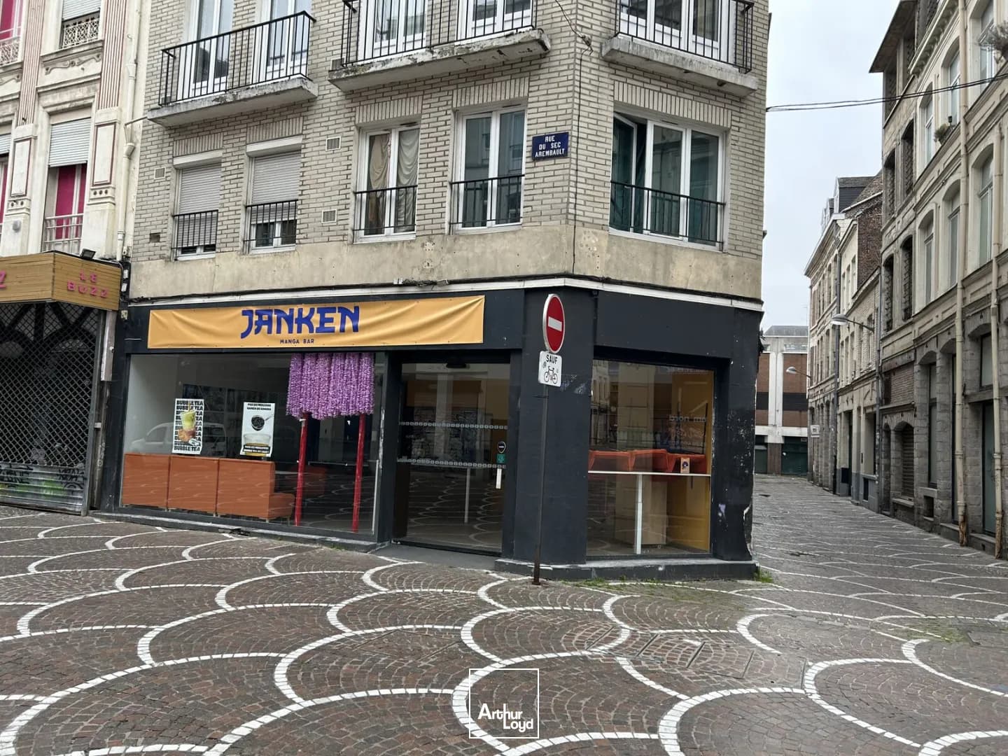 Local commercial d angle à louer à Lille avec vitrine de 10m et rénovation récente