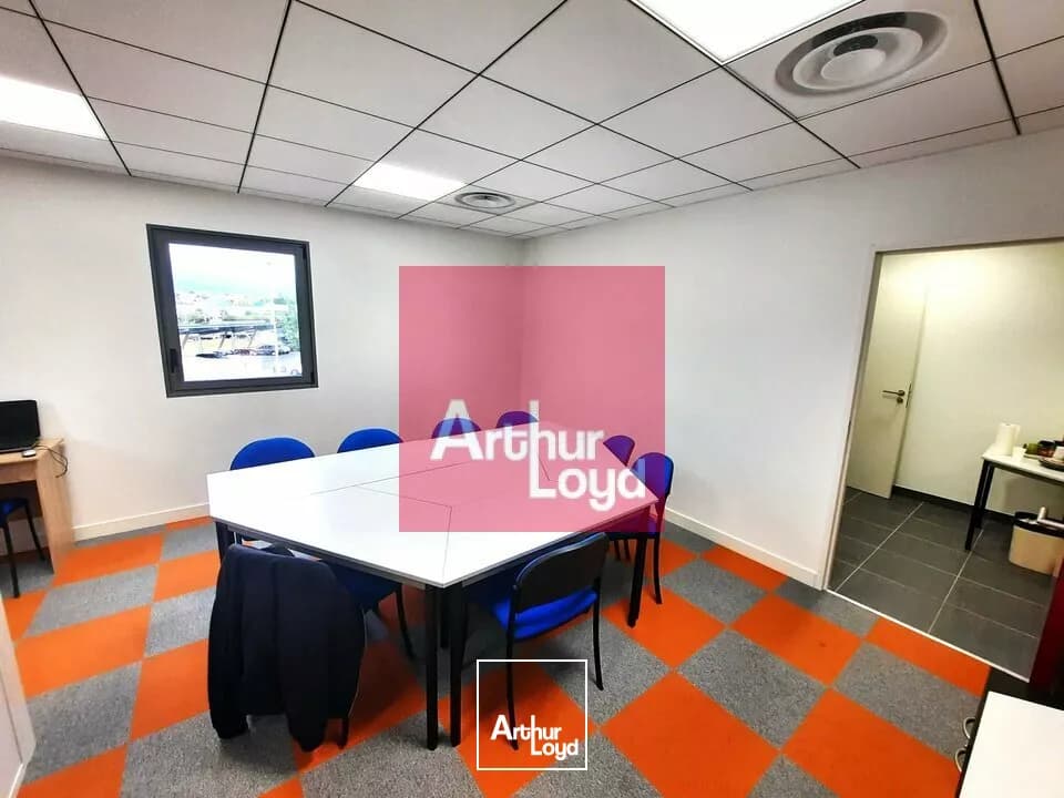 CLERMONT-FERRAND LA PARDIEU A LOUER BUREAUX 32M² -1ER ETAGE