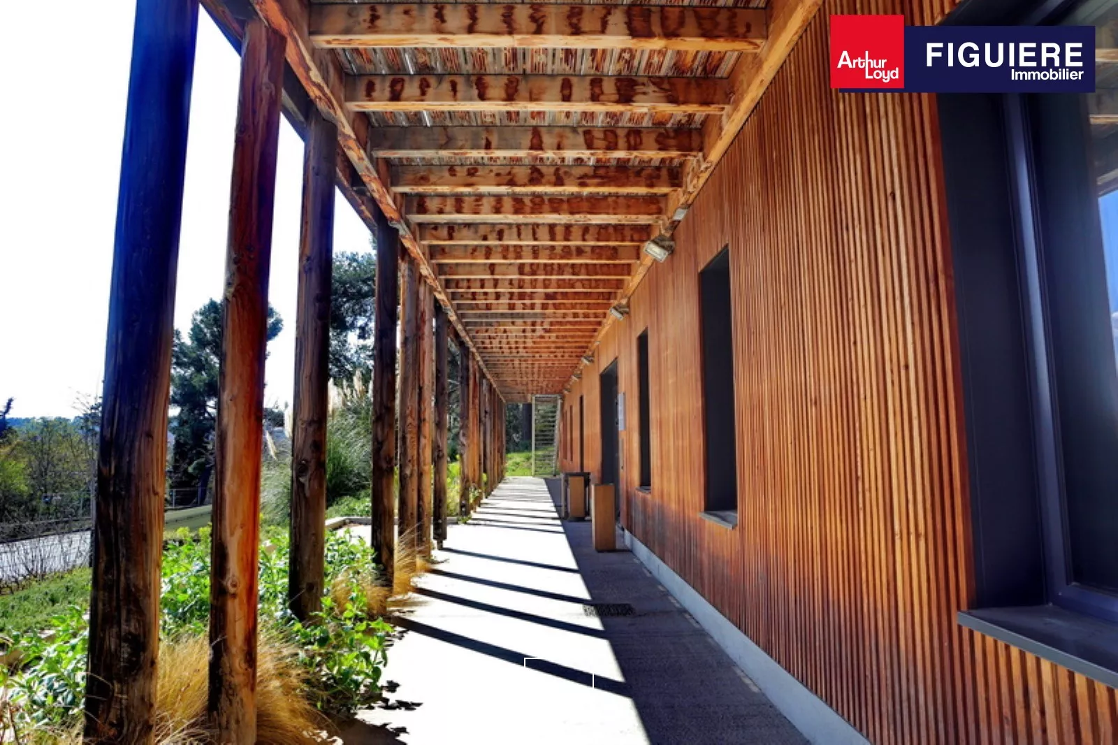 Proche centre d'Aix-en-Provence 527 m² de bureaux à louer, confort du bois, belle visibilité et nombreux emplacements de parkings.